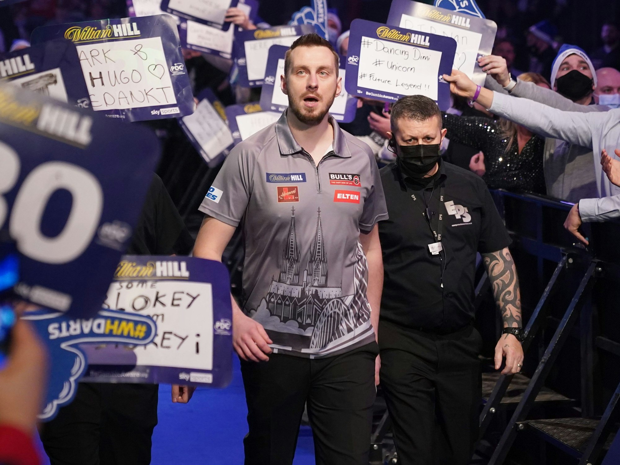 Darts-WM in London: Florian Hempel (M) betritt die Bühne.