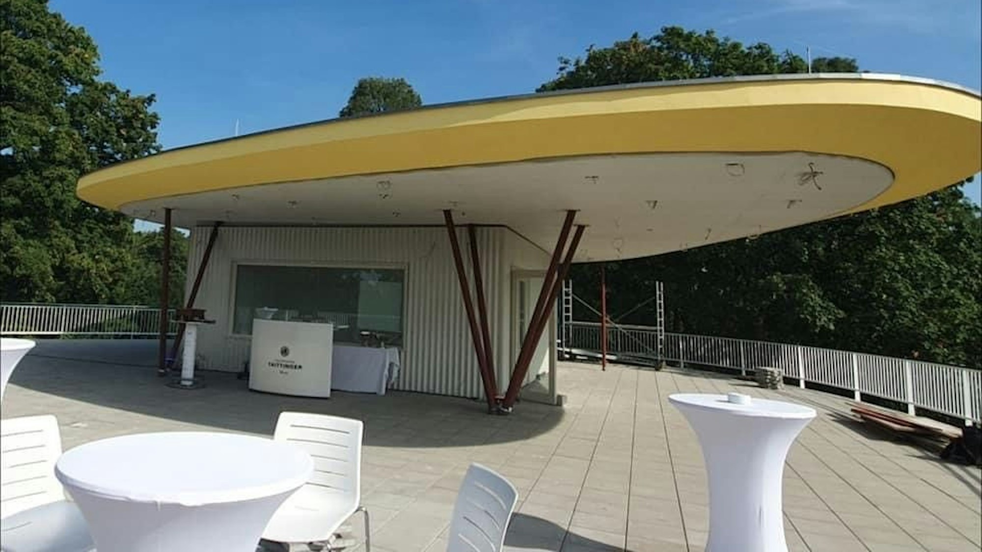 Aktuelles Foto vom Dach des Rheinpark-Caefs in Köln (Dezember 2021)