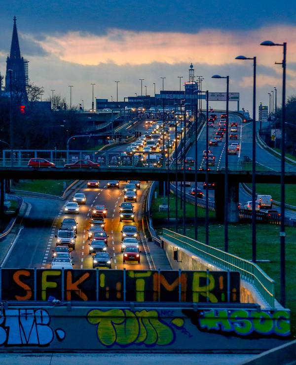 Köln: Blick Richtung Dom und Innenstadt auf den neuausgebauten Autobahntunnel der B55a in Köln Kalk.
