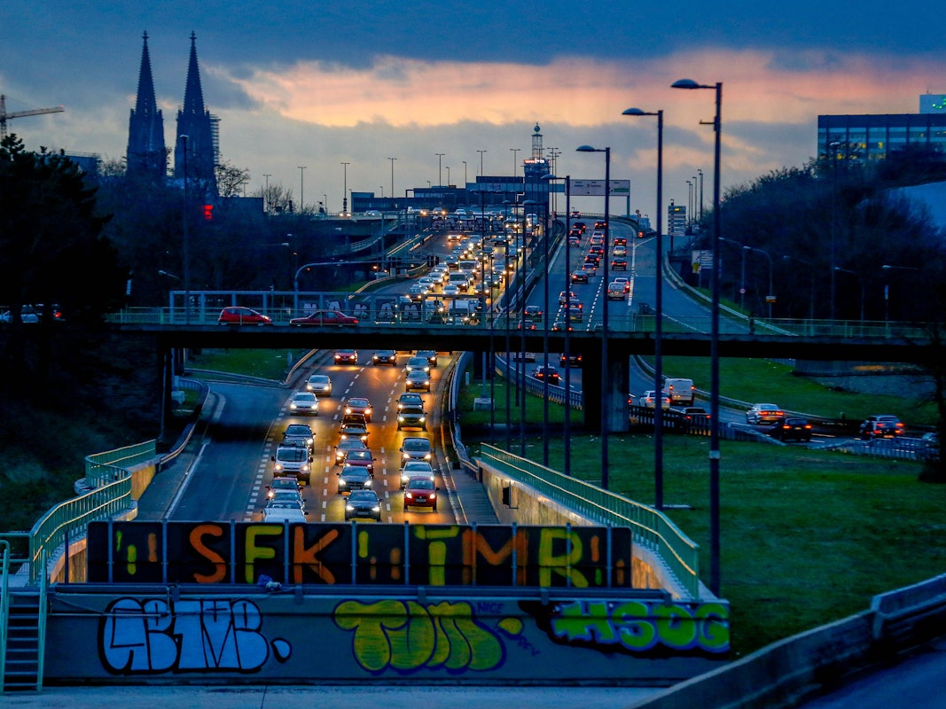 Blick Richtung Dom und Innenstadt auf den neuausgebauten Autobahntunnel der B55a in Köln Kalk.