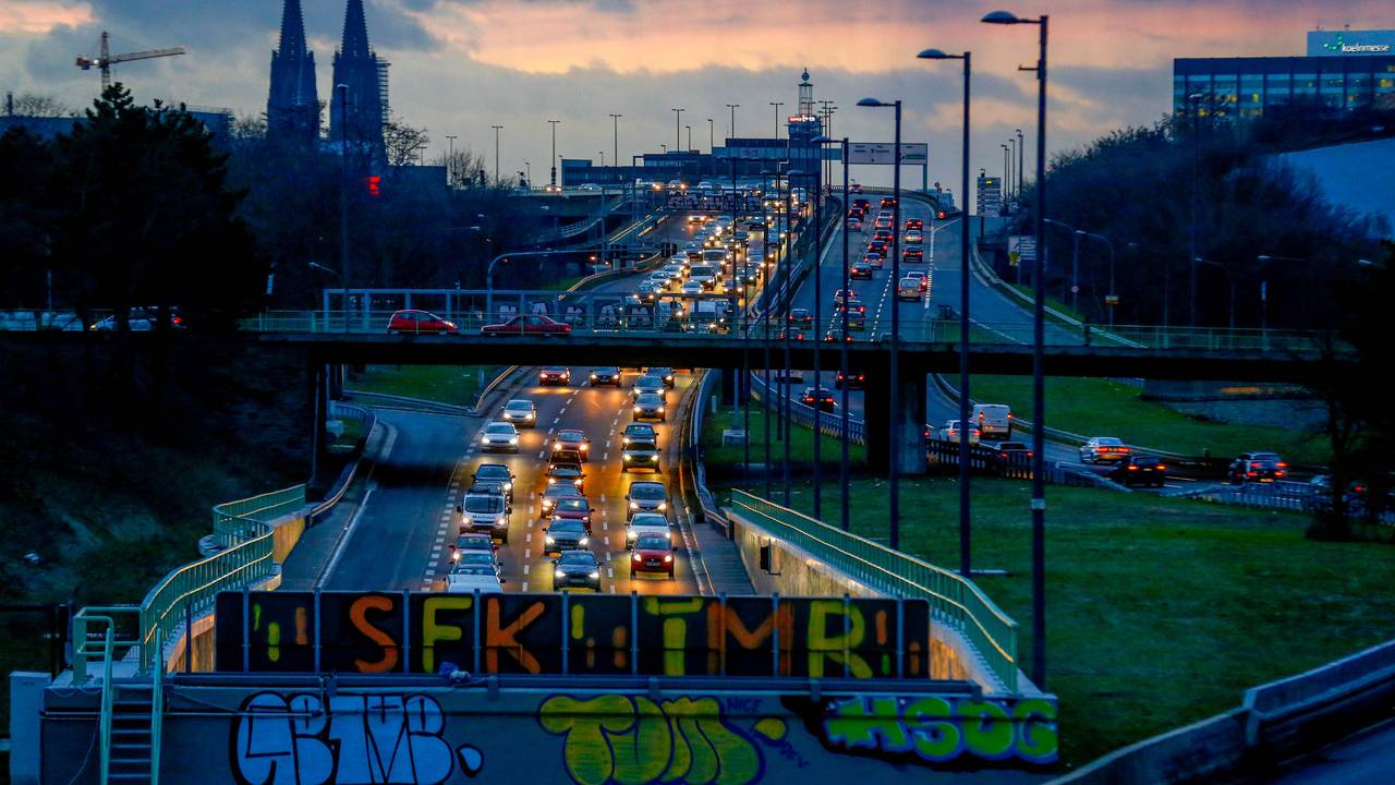 Köln: Blick Richtung Dom und Innenstadt auf den neuausgebauten Autobahntunnel der B55a in Köln Kalk.