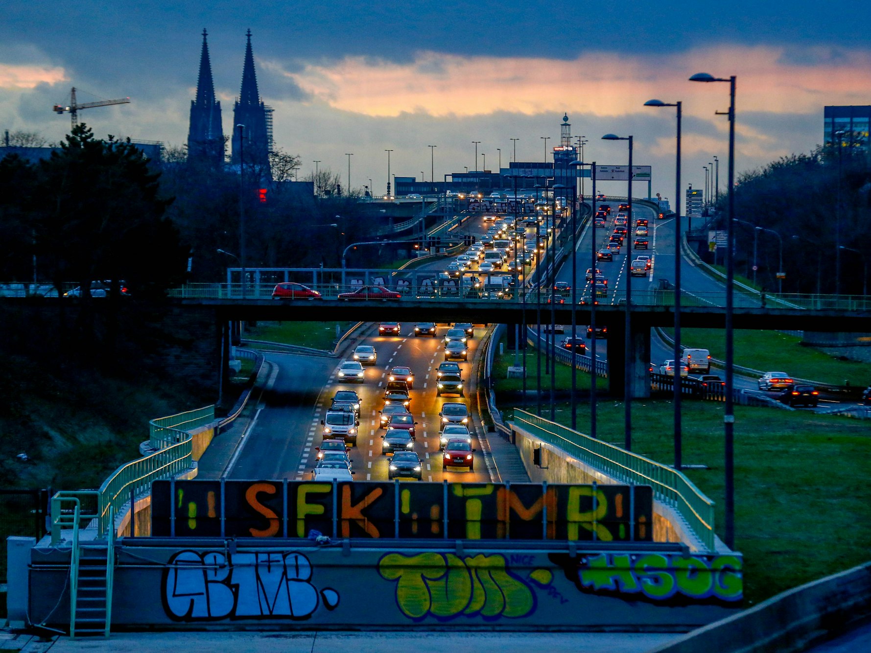 Blick Richtung Dom und Innenstadt auf den neuausgebauten Autobahntunnel der B55a in Köln Kalk.