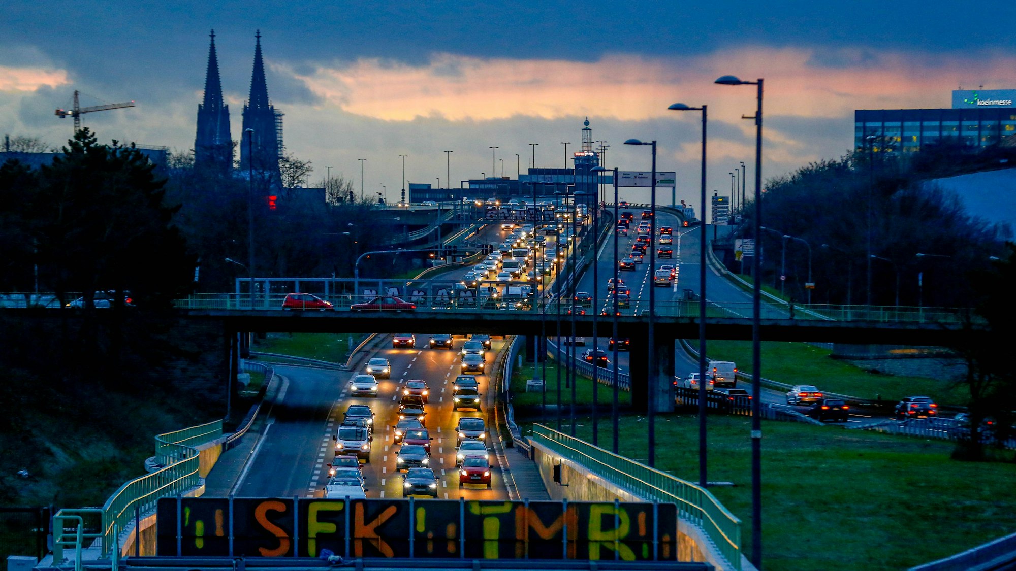 Köln: Blick Richtung Dom und Innenstadt auf den neuausgebauten Autobahntunnel der B55a in Köln Kalk.
