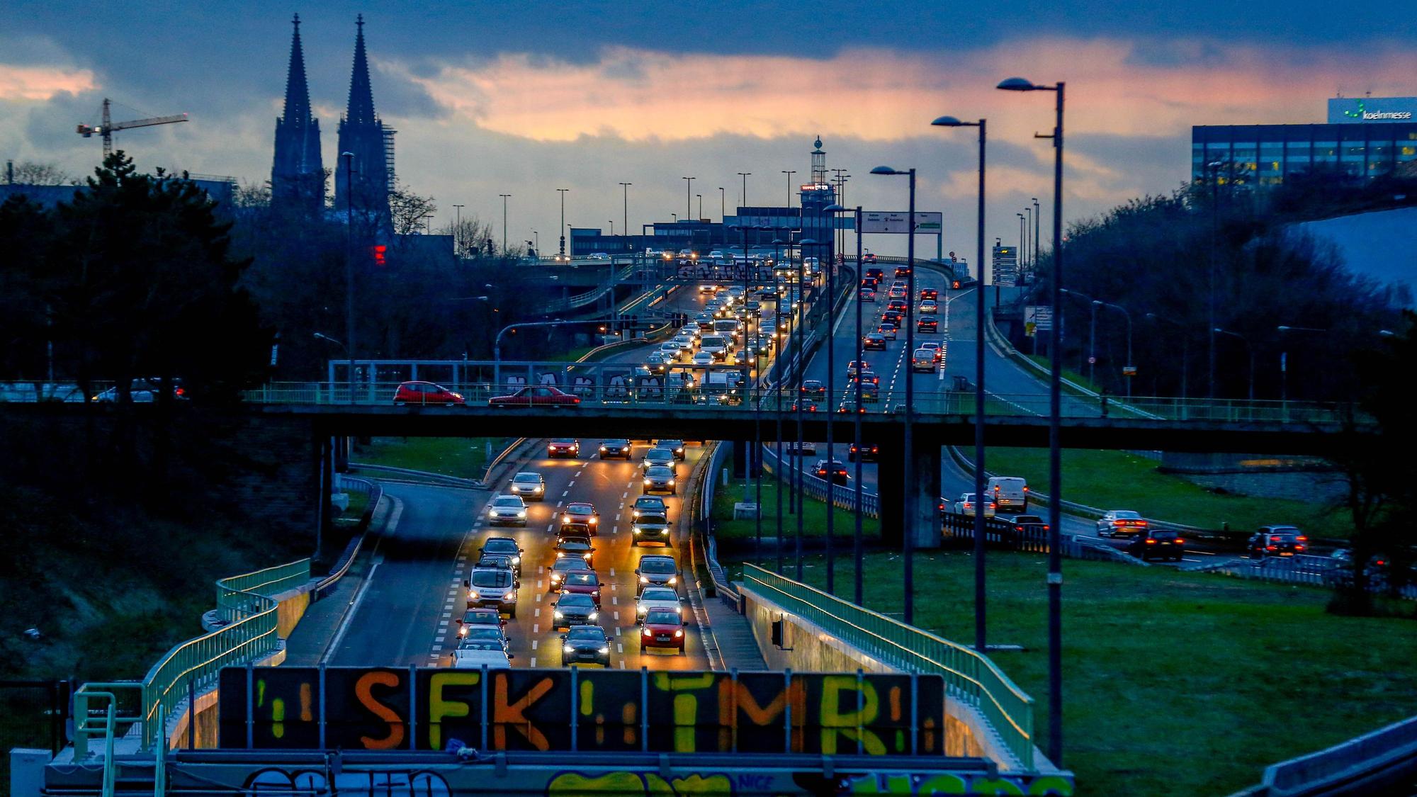 Verkehr auf der B55A Stadtautobahn in Köln