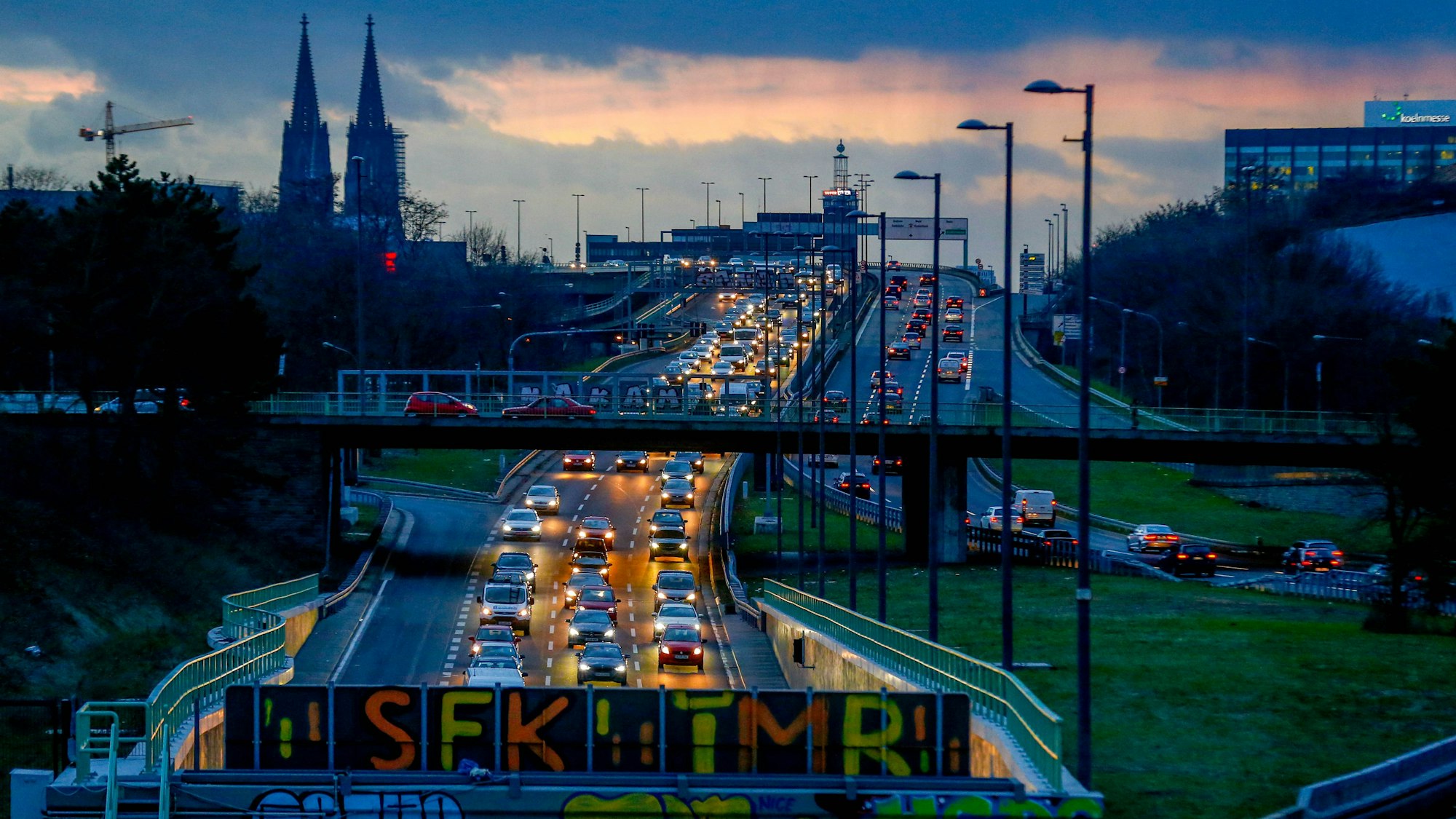 Verkehr auf der B55A Stadtautobahn in Köln