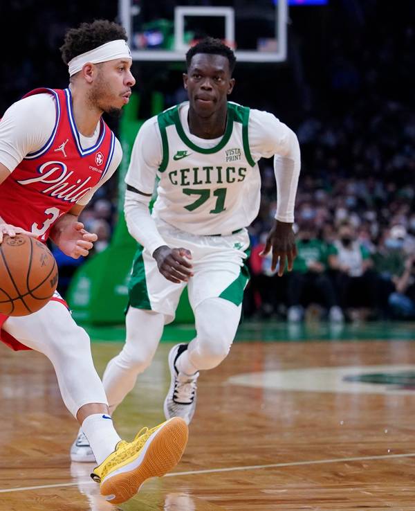 Seth Curry führt den Ball, Dennis Schröder verfolgt ihn.