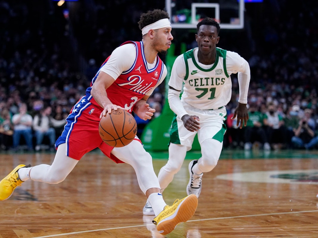 Seth Curry führt den Ball, Dennis Schröder verfolgt ihn.