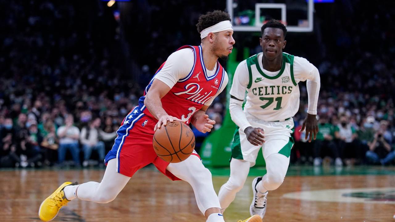 Seth Curry führt den Ball, Dennis Schröder verfolgt ihn.