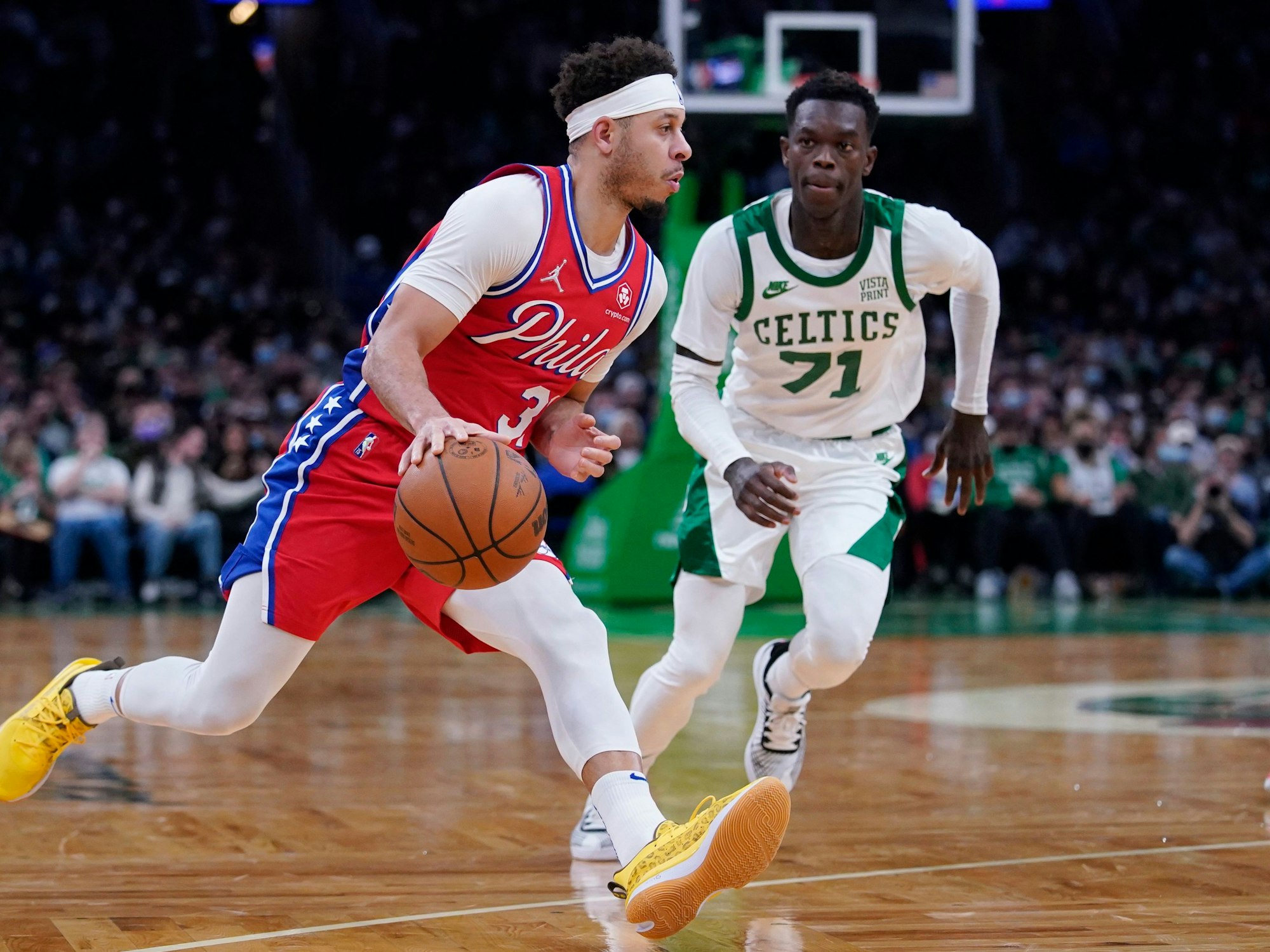 Seth Curry führt den Ball, Dennis Schröder verfolgt ihn.