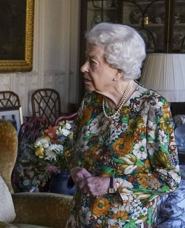 Königin Elizabeth II. (hier Mitte November im Oak Room auf Schloss Windsor) muss den nächsten Corona-Fall in ihrer Familie verkraften.