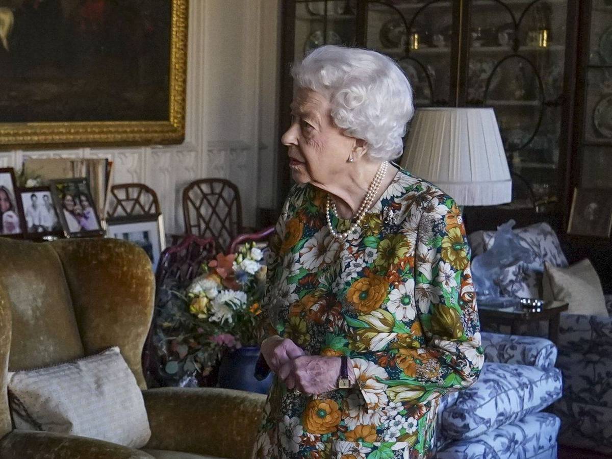Königin Elizabeth II. (hier Mitte November im Oak Room auf Schloss Windsor) muss den nächsten Corona-Fall in ihrer Familie verkraften.
