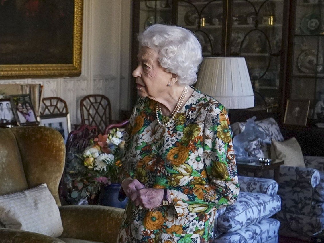 Königin Elizabeth II. (hier Mitte November im Oak Room auf Schloss Windsor) muss den nächsten Corona-Fall in ihrer Familie verkraften.