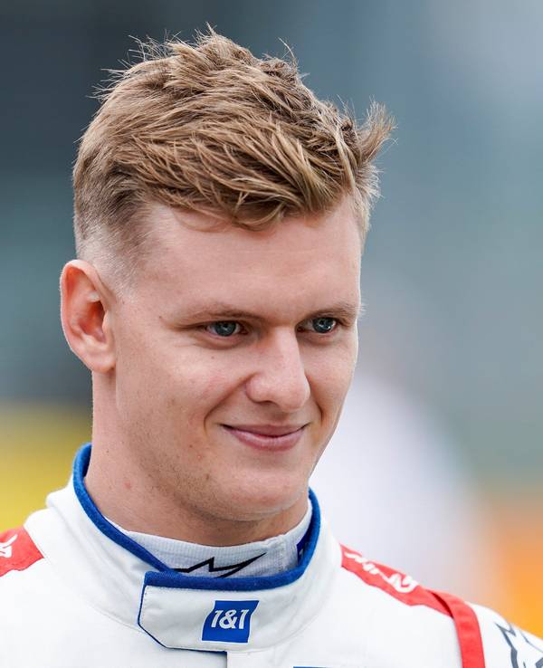 Mick Schumacher trägt seine Montur, aber keinen Helm.