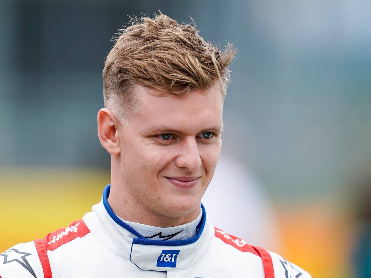 Mick Schumacher trägt seine Montur, aber keinen Helm.
