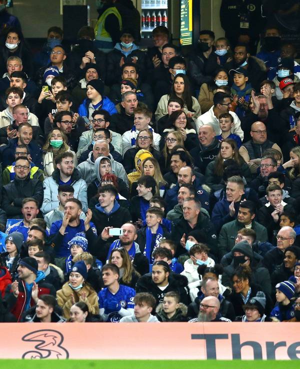 Alle Zuschauer sitzen auf ihren Plätzen, lediglich zwei Fans der Blues haben sich erhoben.