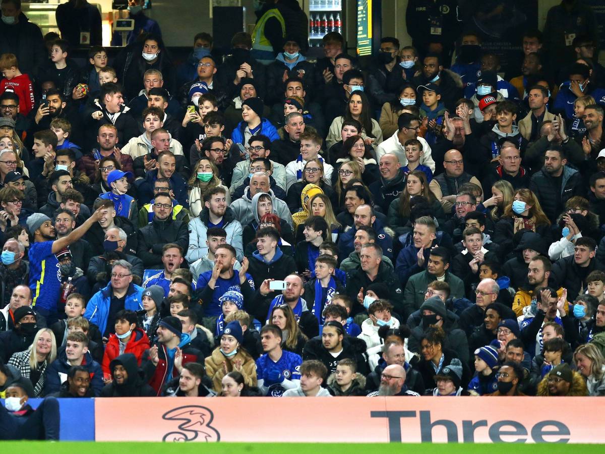 Alle Zuschauer sitzen auf ihren Plätzen, lediglich zwei Fans der Blues haben sich erhoben.