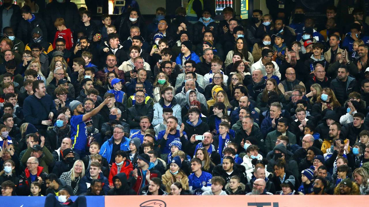Alle Zuschauer sitzen auf ihren Plätzen, lediglich zwei Fans der Blues haben sich erhoben.