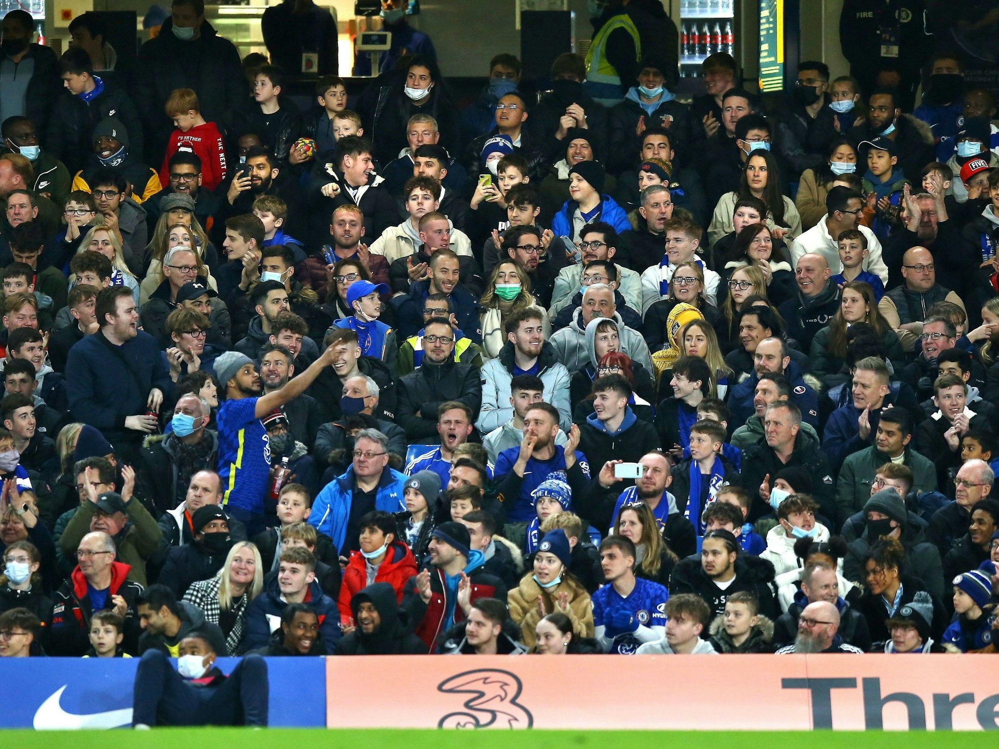 Alle Zuschauer sitzen auf ihren Plätzen, lediglich zwei Fans der Blues haben sich erhoben.