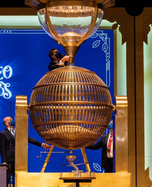 Arbeiter bereiten im Madrider Opernhaus Teatro Real nummerierte Lotteriekugeln für die spanische Weihnachtslotterie «El Gordo» vor.