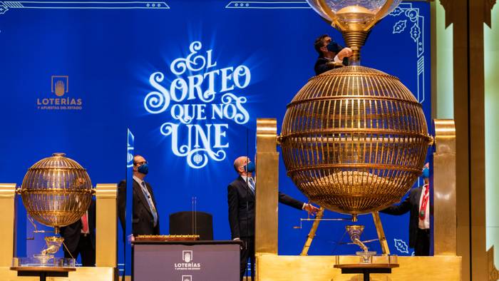 Arbeiter bereiten im Madrider Opernhaus Teatro Real nummerierte Lotteriekugeln für die spanische Weihnachtslotterie «El Gordo» vor.