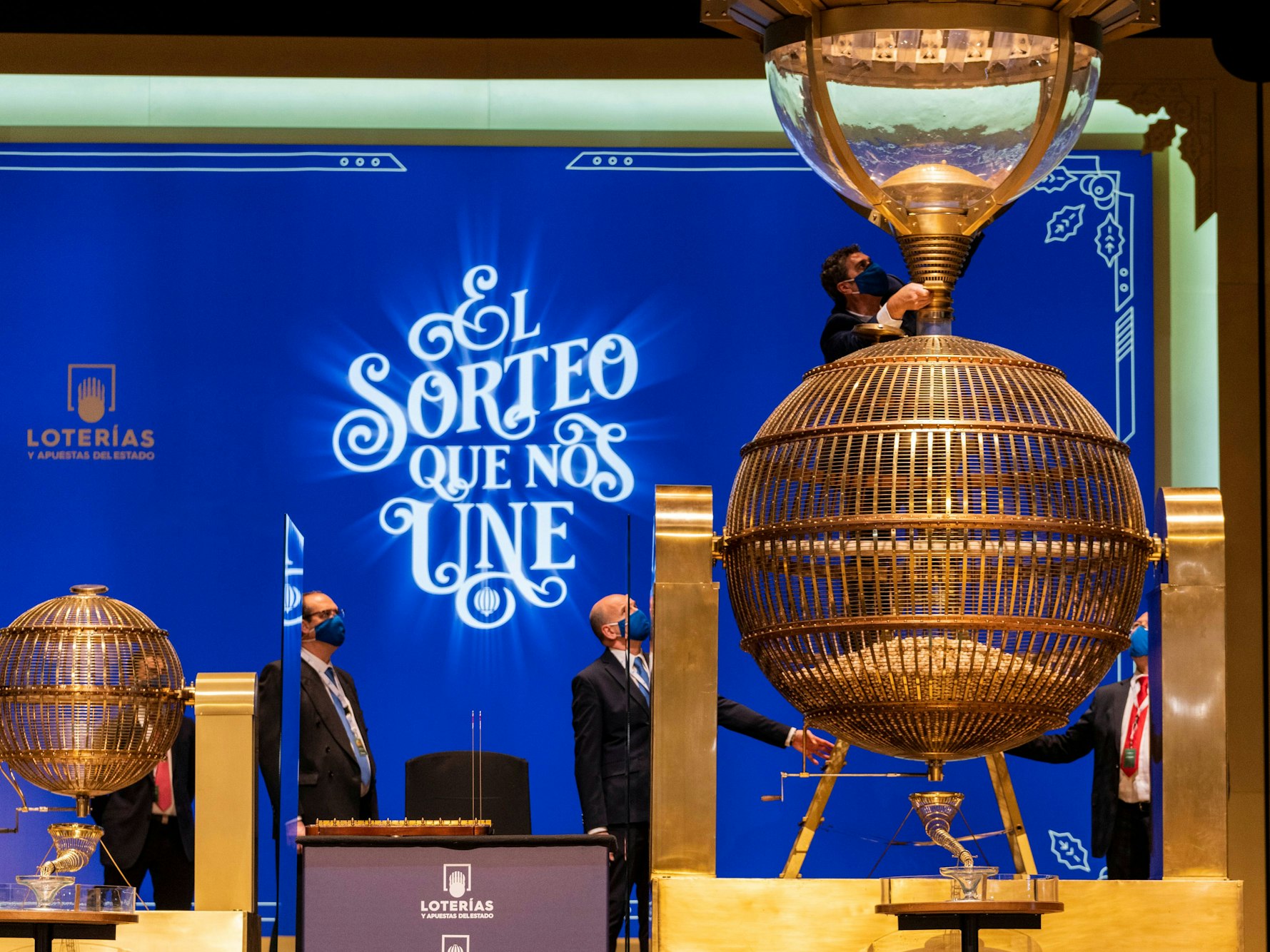 Arbeiter bereiten im Madrider Opernhaus Teatro Real nummerierte Lotteriekugeln für die spanische Weihnachtslotterie «El Gordo» vor.