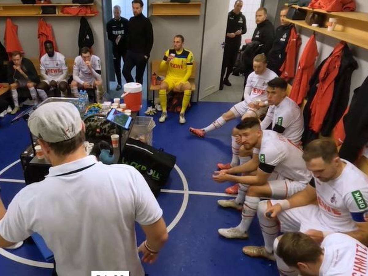 Steffen Baumgart mit einer Ansprache an die Mannschaft in der Halbzeit in Bielefeld (4. Dezember 2021). Screenshot aufgenommen von der Doku 24/7FC.