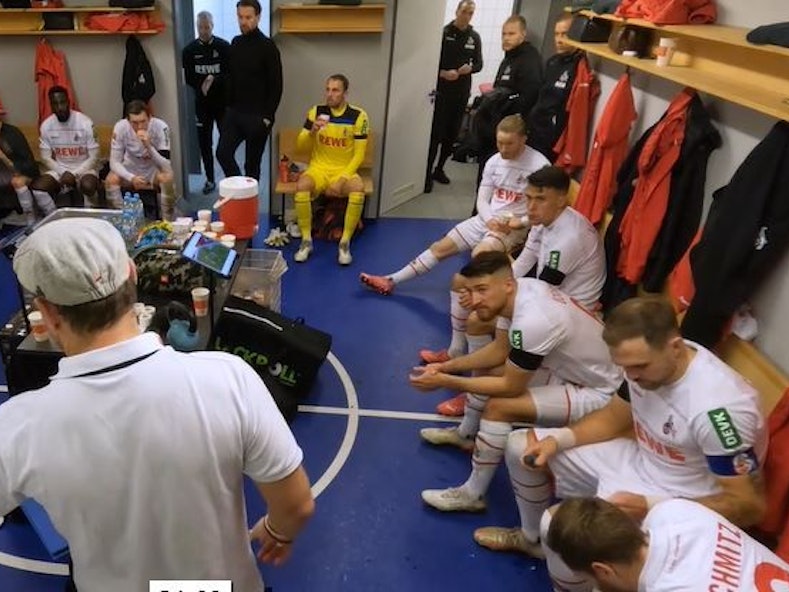 Steffen Baumgart mit einer Ansprache an die Mannschaft in der Halbzeit in Bielefeld (4. Dezember 2021). Screenshot aufgenommen von der Doku 24/7FC.