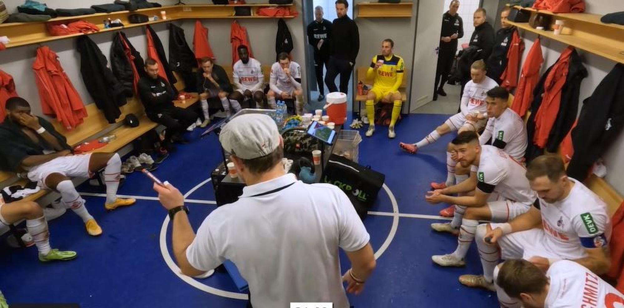 Steffen Baumgart mit einer Ansprache an die Mannschaft in der Halbzeit in Bielefeld (4. Dezember 2021). Screenshot aufgenommen von der Doku 24/7FC.