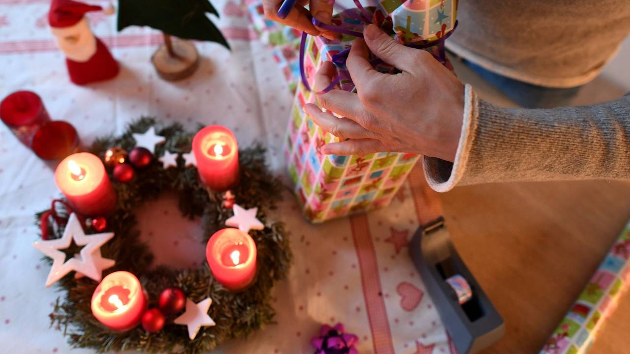 Eine Frau packt in unserem Symbolbild am vierten Advent Weihnachtsgeschenke ein. Wir erklären, welche Corona-Regeln an Weihnachten in NRW gelten.