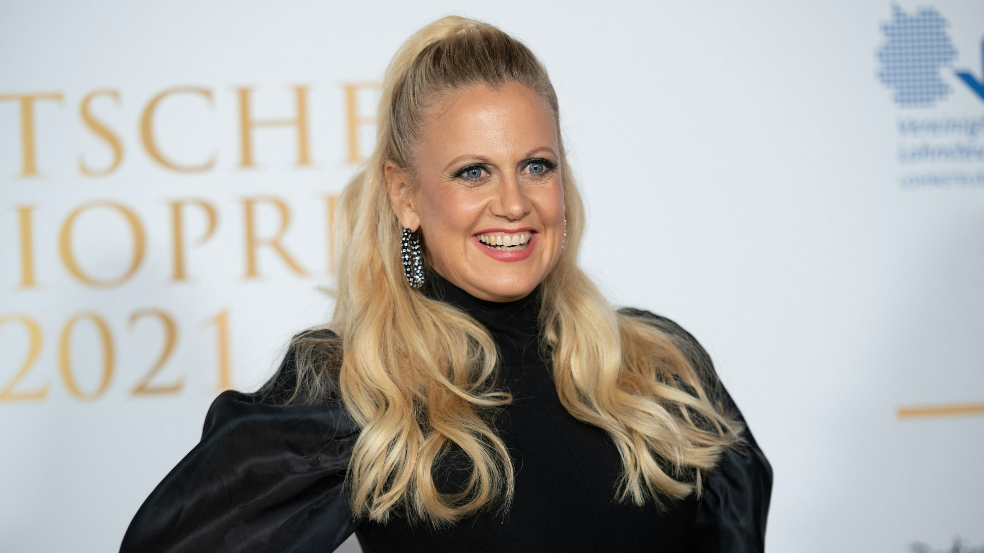 Die Moderatorin Barbara Schöneberger kommt bei der Verleihung des Deutschen Radiopreises 2021 über den Roten Teppich.