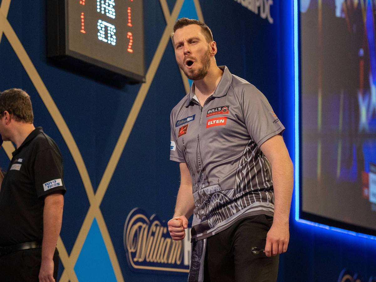 Florian Hempel jubelt in seinem Spiel bei der Darts-WM.