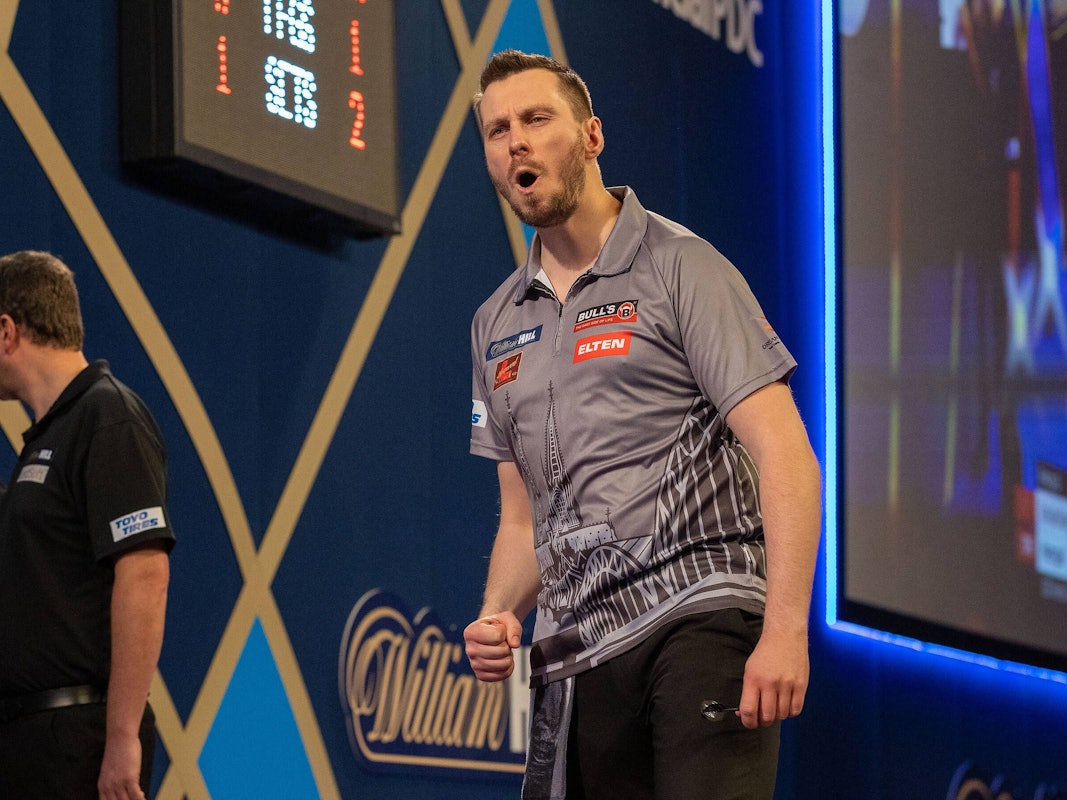 Florian Hempel jubelt in seinem Spiel bei der Darts-WM.
