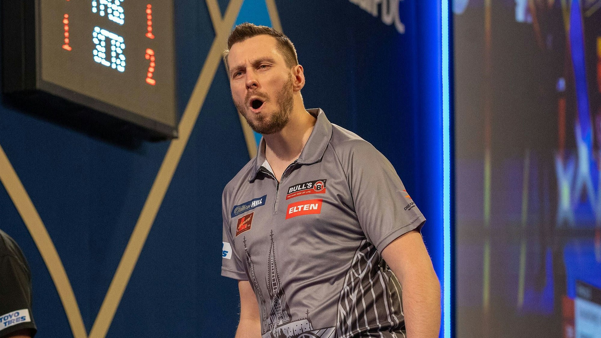 Florian Hempel jubelt in seinem Spiel bei der Darts-WM.