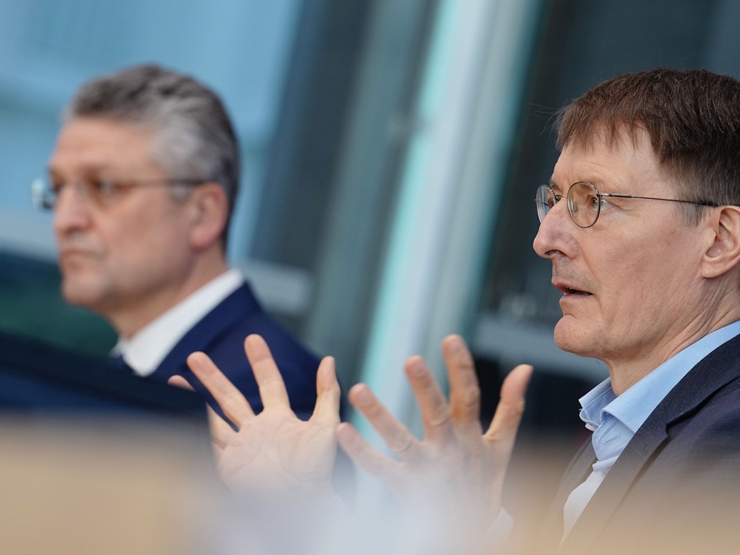 22.12.2021, Berlin: Karl Lauterbach (r, SPD), Bundesminister für Gesundheit und Lothar Wieler, Präsident Robert Koch-Institut (RKI) nehmen an einer Pressekonferenz zur aktuellen Corona-Lage teil. Foto: Kay Nietfeld/dpa +++ dpa-Bildfunk +++