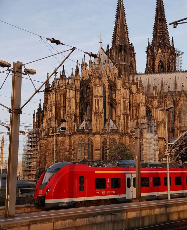 Köln: Ein Regionalzug fährt aus dem Hauptbahnhof in Köln.