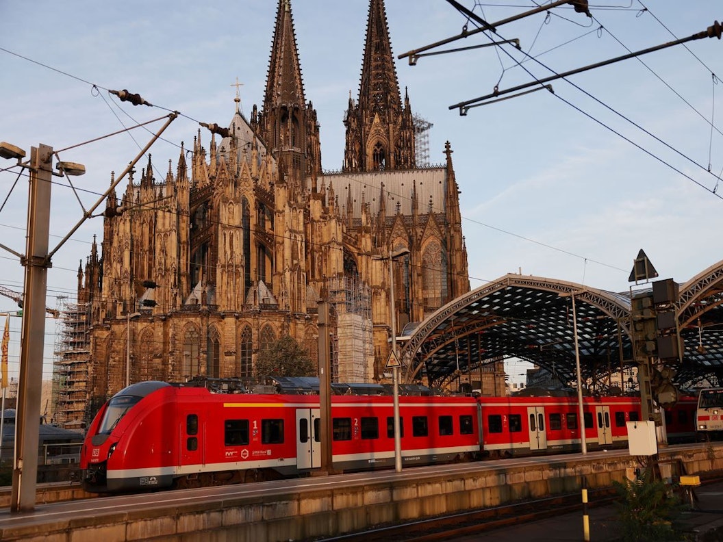 Köln: Ein Regionalzug fährt aus dem Hauptbahnhof in Köln.
