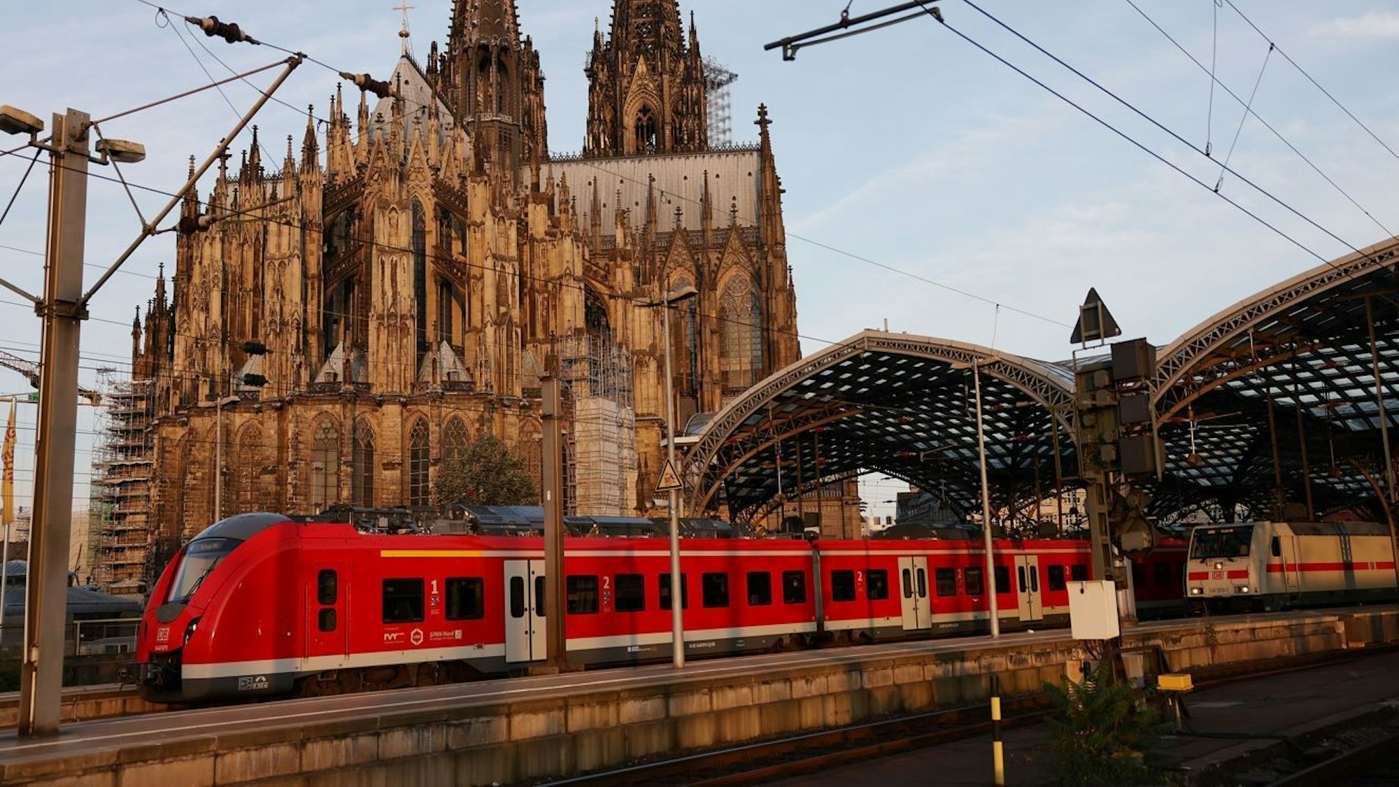Ein Regionalzug fährt am 25. August 2021 aus dem Hauptbahnhof in Köln.