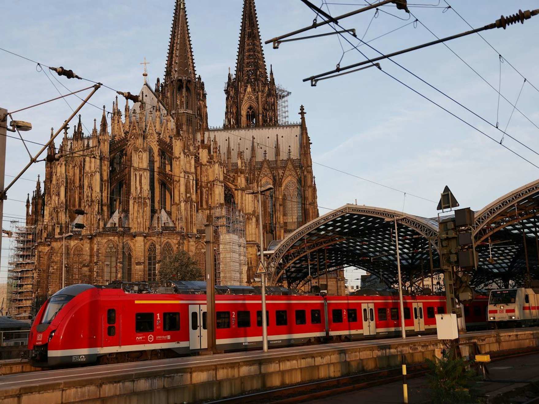 Köln: Ein Regionalzug fährt aus dem Hauptbahnhof in Köln.