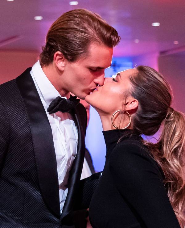 Alexander Zverev (l) küsst nach der Ehrung der «Sportler des Jahres 2021» Freundin Sophia Thomalla