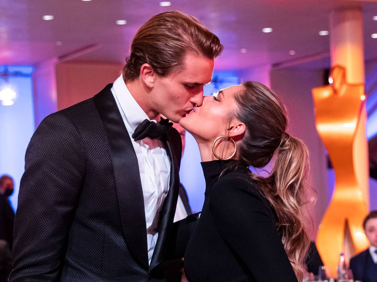 Alexander Zverev (l) küsst nach der Ehrung der «Sportler des Jahres 2021» Freundin Sophia Thomalla