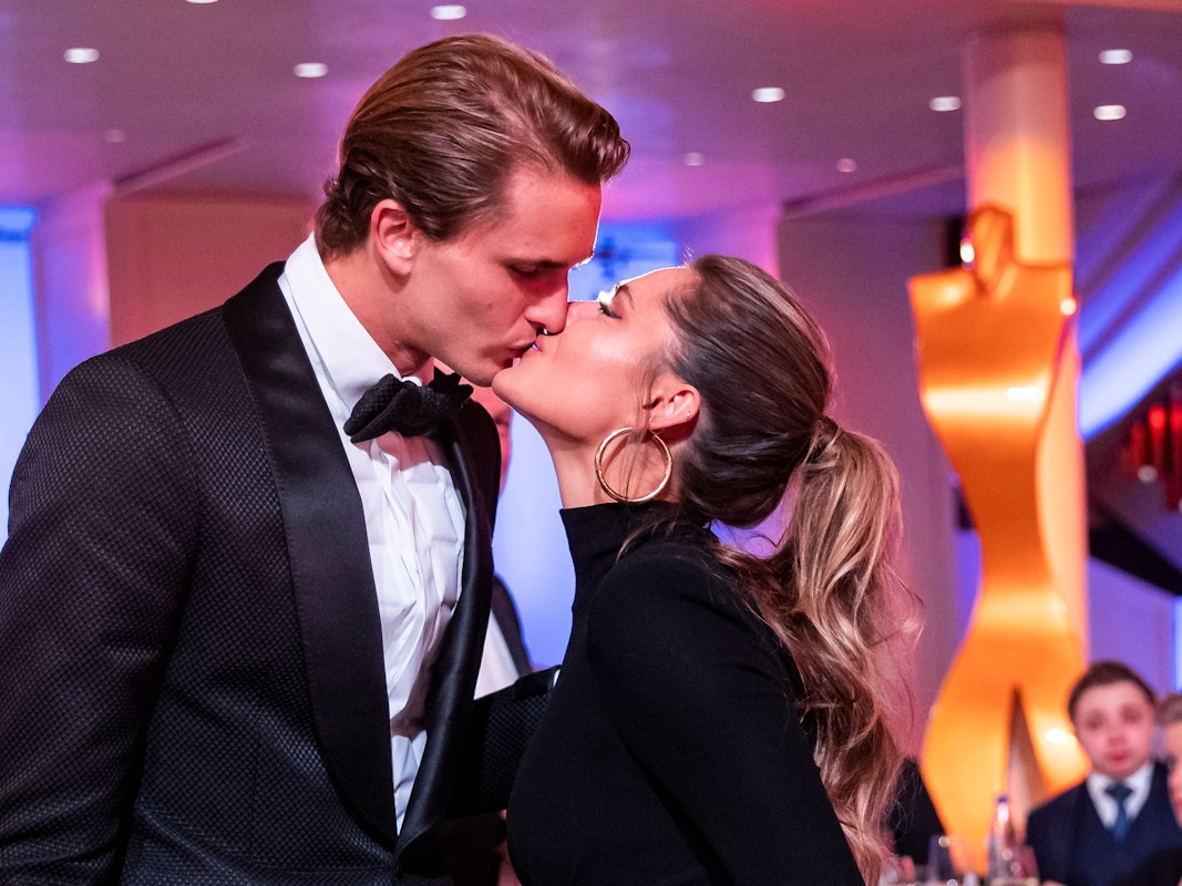 Alexander Zverev (l) küsst nach der Ehrung der «Sportler des Jahres 2021» Freundin Sophia Thomalla