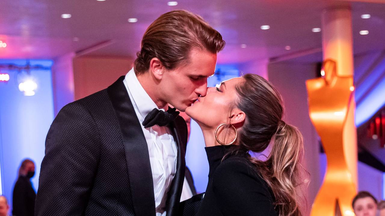 Alexander Zverev (l) küsst nach der Ehrung der «Sportler des Jahres 2021» Freundin Sophia Thomalla