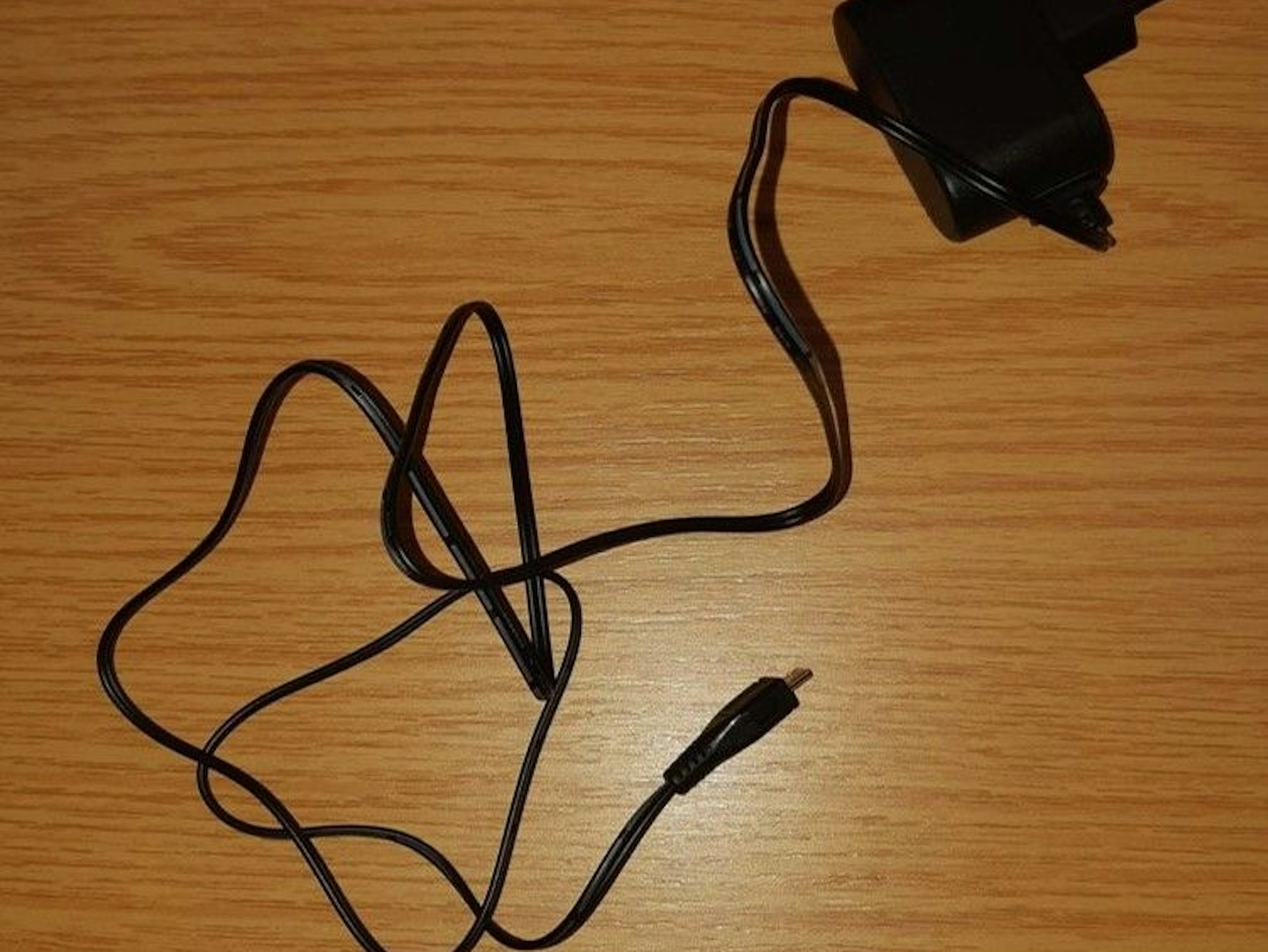 Ein Ladekabel auf einem Tisch
