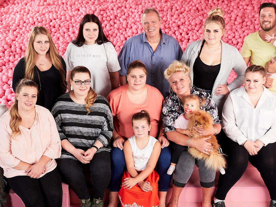 Auf dem Foto sieht man die Wollny-Familie. Oben (von links): Loredana, Lavinia, Harald, Estefania, Flo, Anastasia und unten unten (von links): Peter, Sarafina, Calantha, Silvana, Celina, Silvia, Sarah Jane.