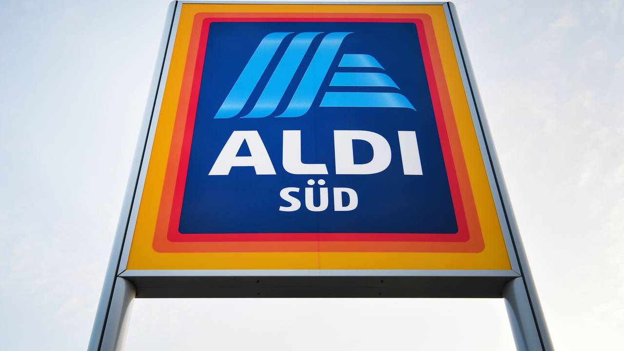 Ein Schild mit dem Logo des Discounters Aldi Süd.