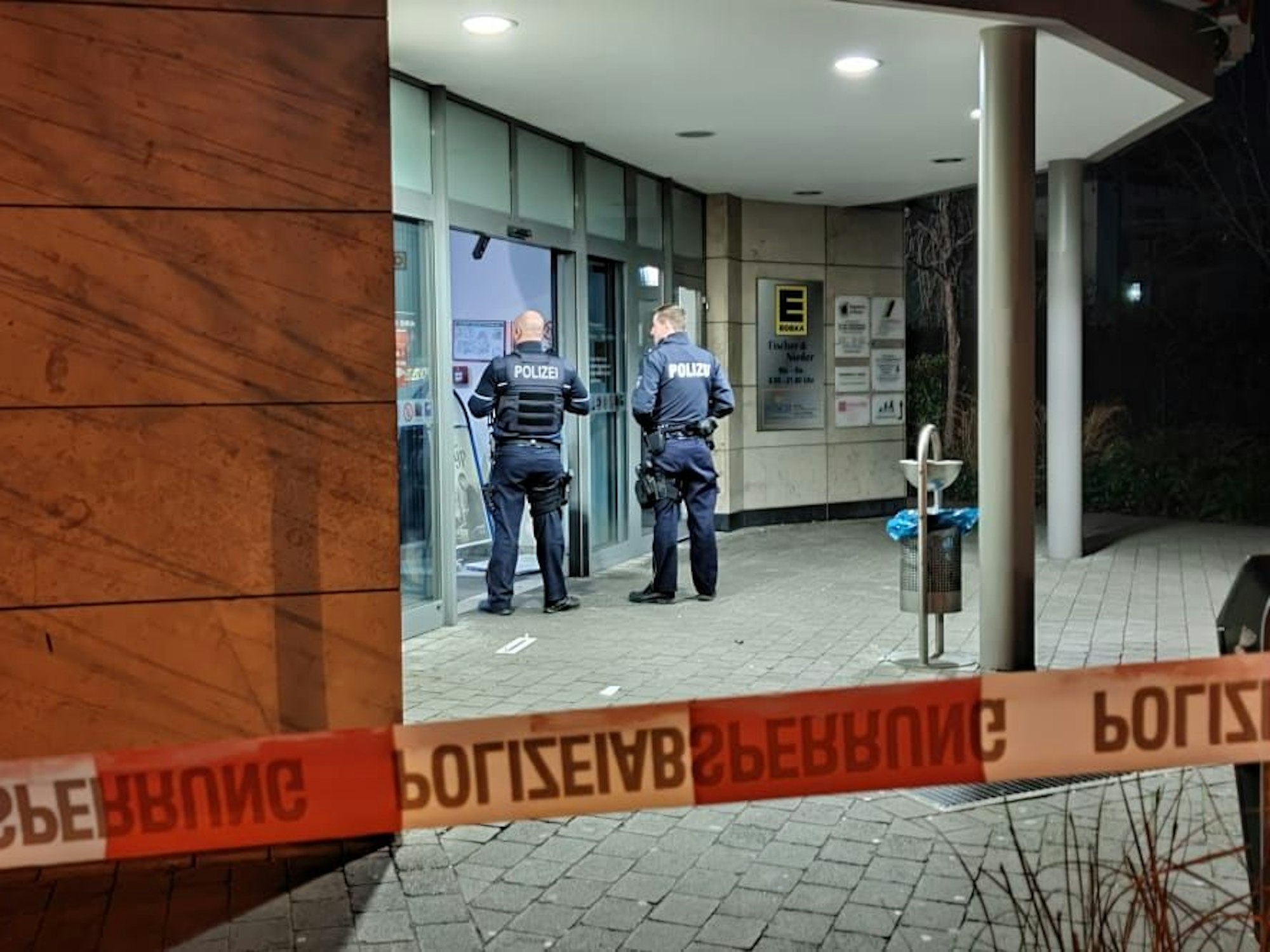 Gesprengter Geldautomat: Sparkasse weiträumig abgesperrt. Münsters Gäßchen 5 in Leverkusen.