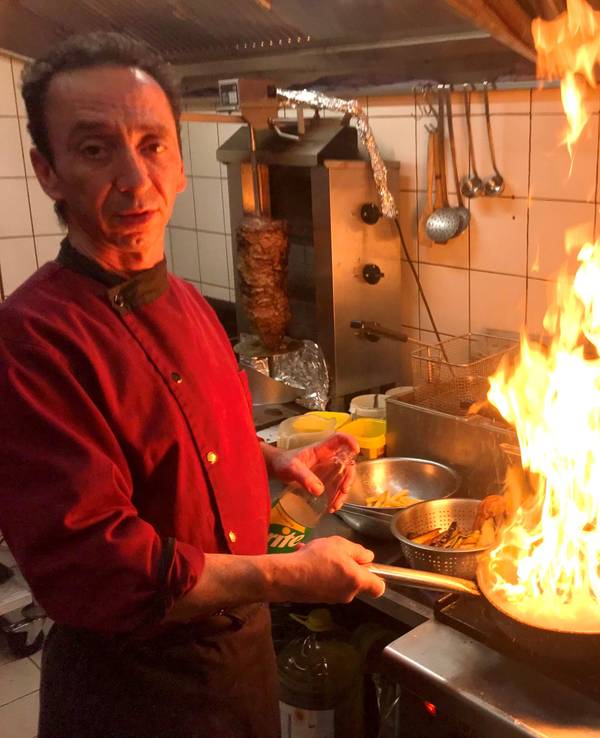 Dimi Sol flambiert in der Küche zwei Entenbrüste in der Pfanne.