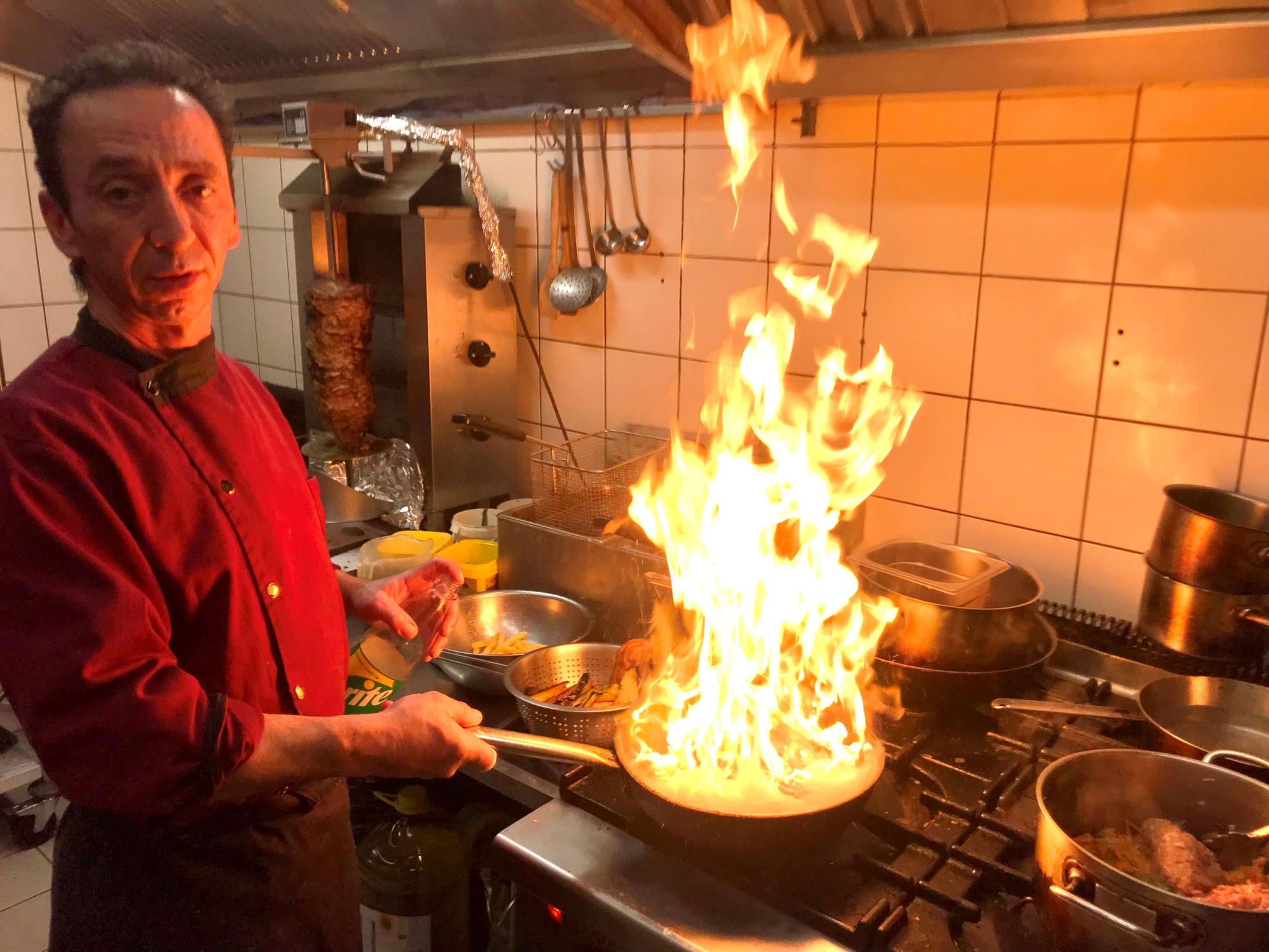 Dimi Sol flambiert in der Küche zwei Entenbrüste in der Pfanne.