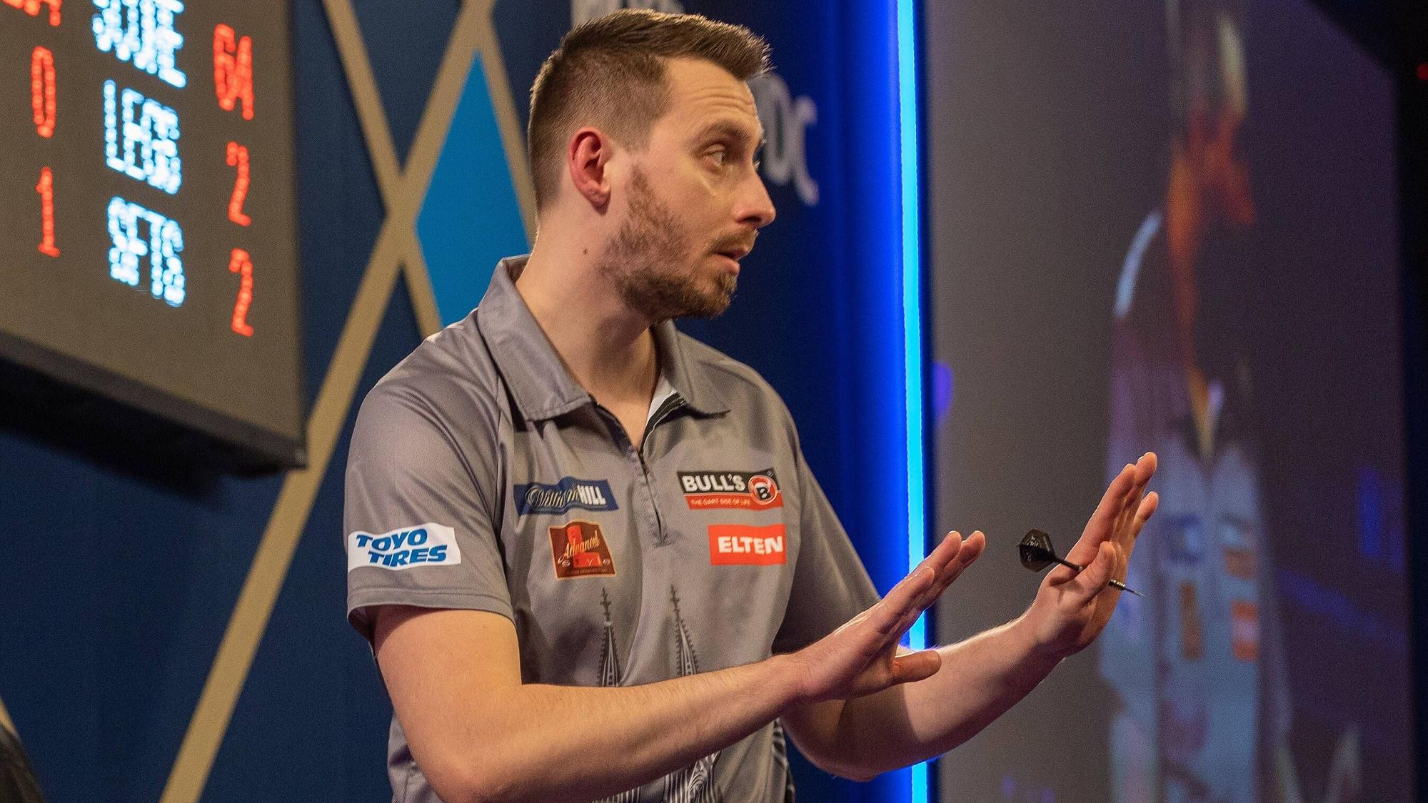 Florian Hempel jubelt nach seinem Sieg bei der Darts-WM.