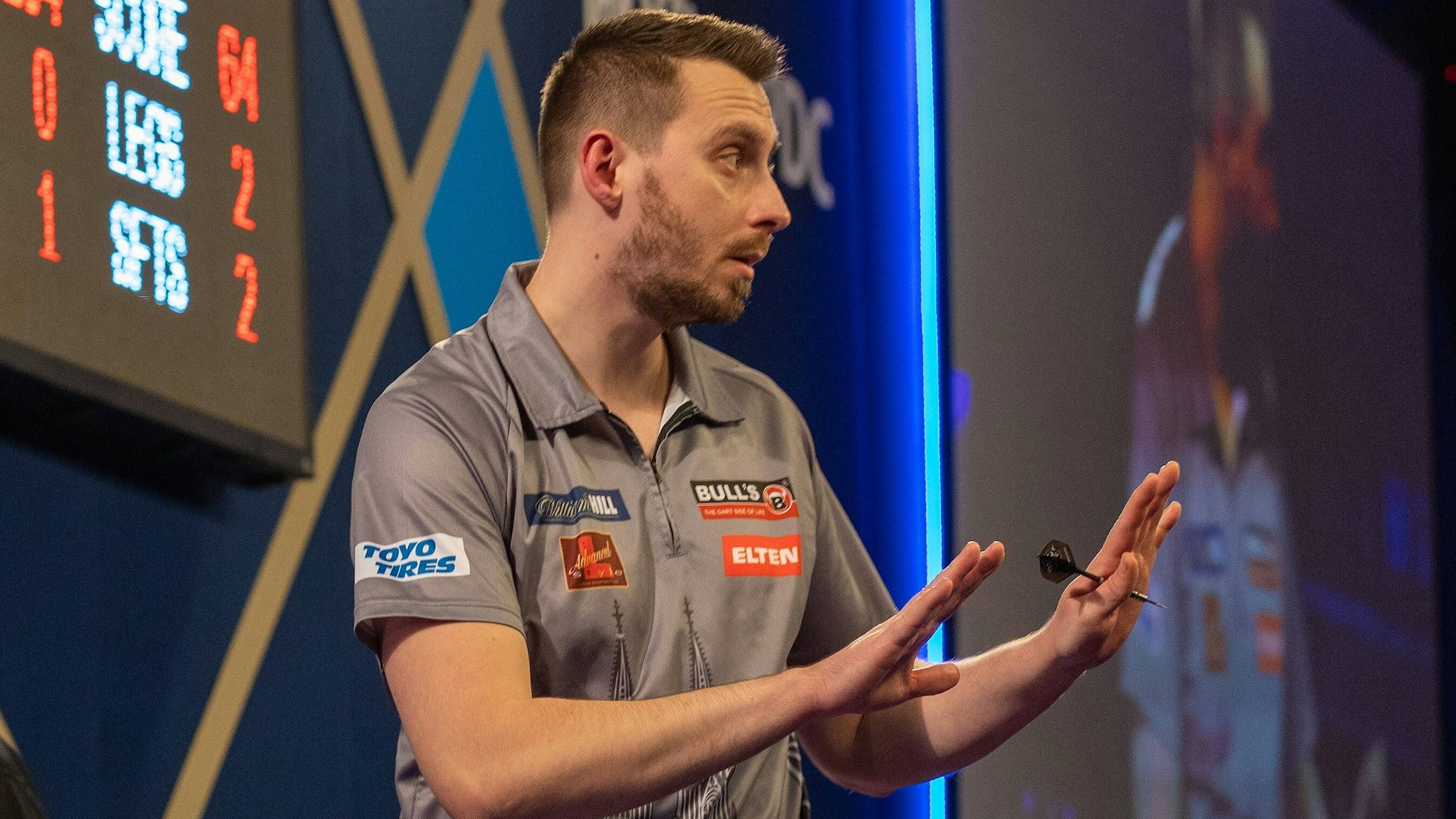 Florian Hempel jubelt nach seinem Sieg bei der Darts-WM.